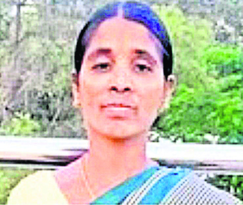 భర్తను కాపాడబోయి భార్య హతం1