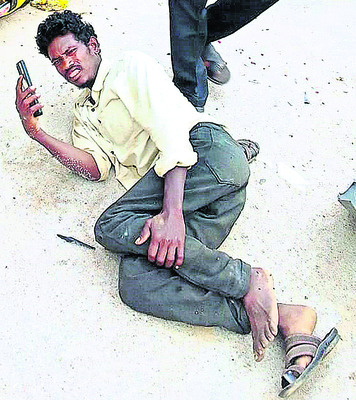 కారు ఢీకొని ఇద్దరికి గాయాలు1