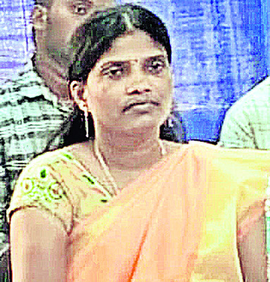 బైకును ఢీకొన్న టిప్పర్ 1