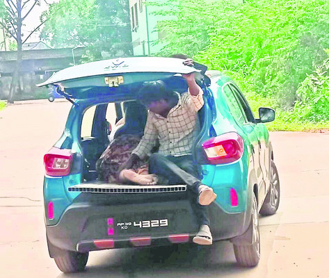 కారు డిక్కీలో క్షతగాత్రురాలి తరలింపు 1