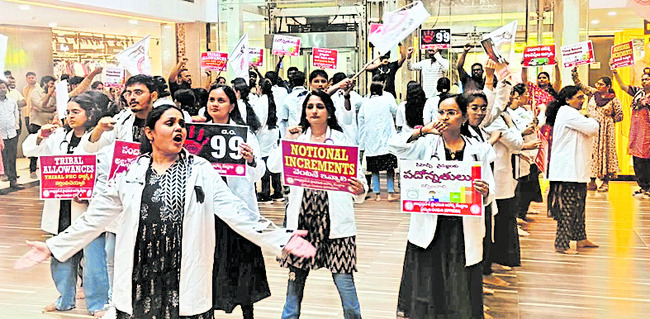 స్కిట్‌లు, డ్యాన్స్‌లతో వైద్యుల నిరసన1