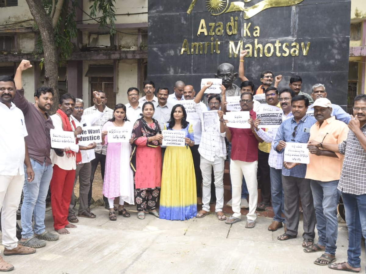 Journalists protested against the Chandrababu Naidu government's conspiracy against Sakshi Media.2