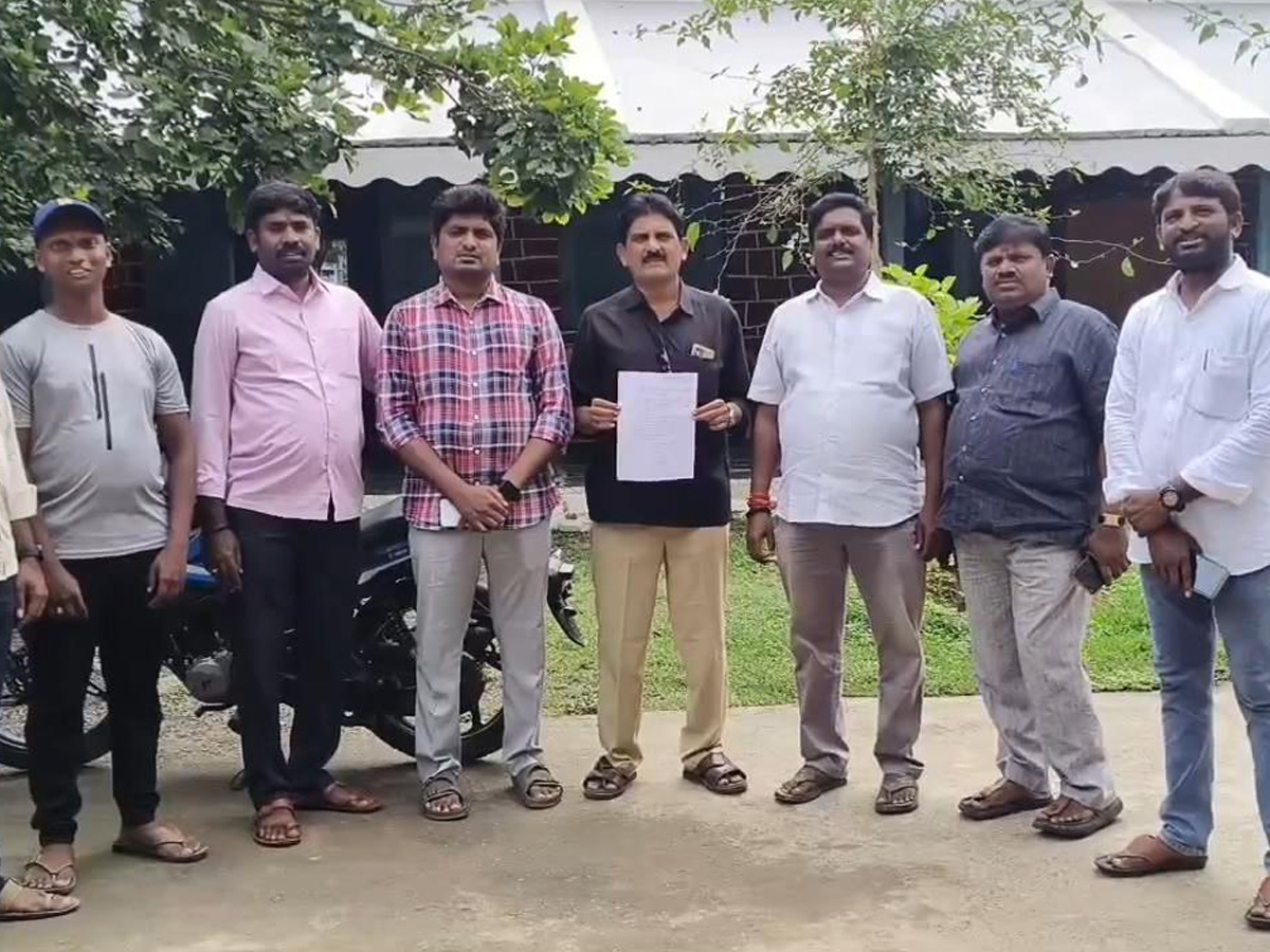Journalists protested against the Chandrababu Naidu government's conspiracy against Sakshi Media.11