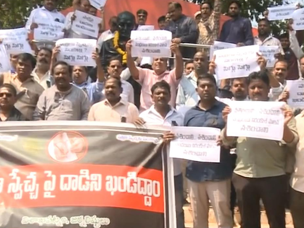 Journalists protested against the Chandrababu Naidu government's conspiracy against Sakshi Media.12
