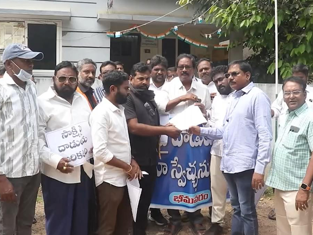 Journalists protested against the Chandrababu Naidu government's conspiracy against Sakshi Media.15