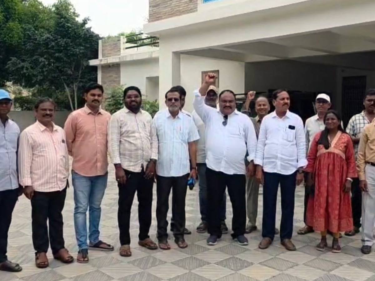 Journalists protested against the Chandrababu Naidu government's conspiracy against Sakshi Media.17