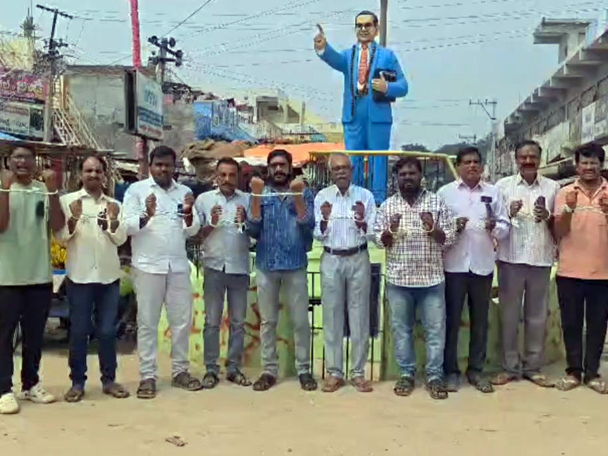 Journalists protested against the Chandrababu Naidu government's conspiracy against Sakshi Media.18