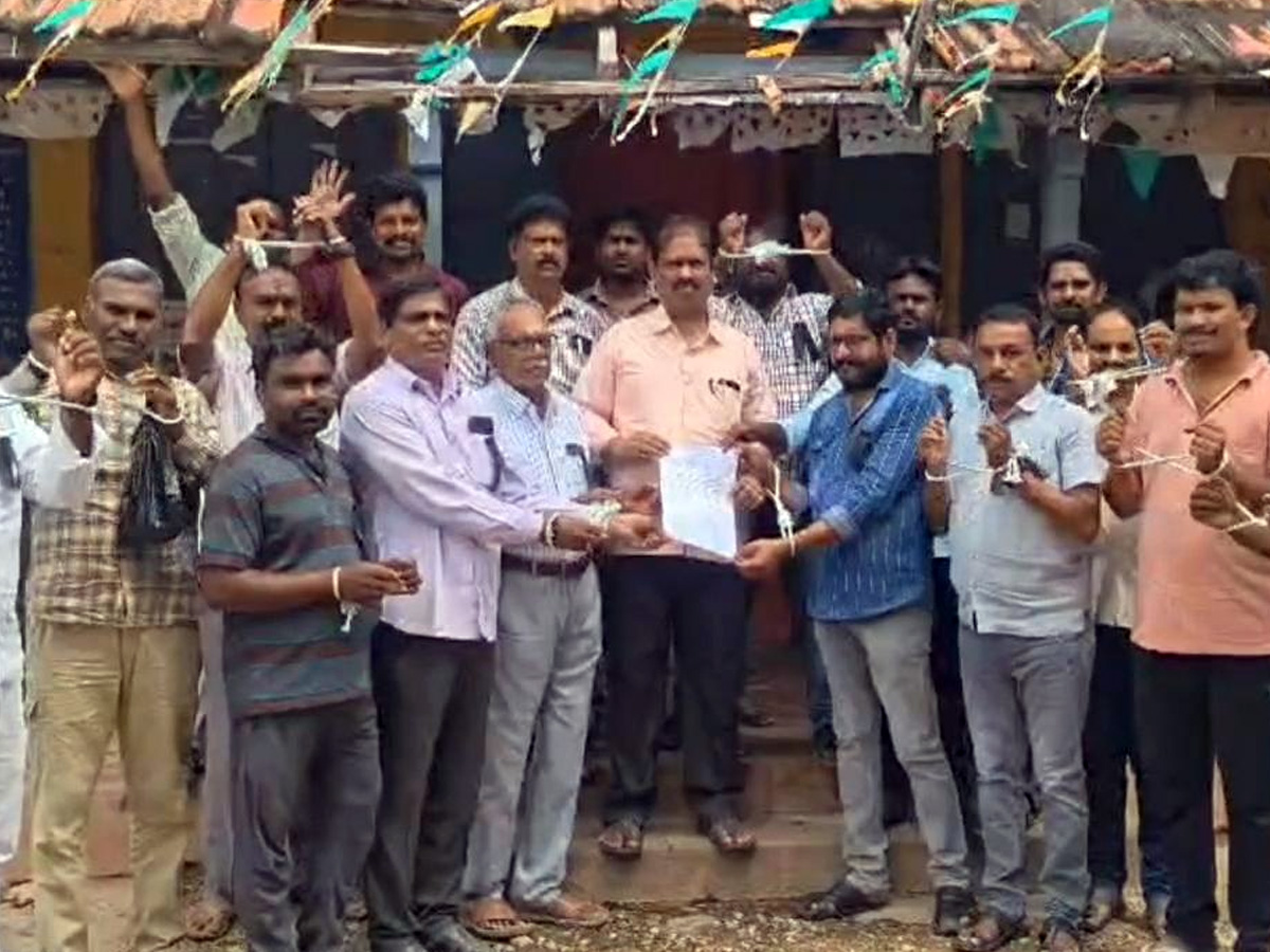 Journalists protested against the Chandrababu Naidu government's conspiracy against Sakshi Media.19