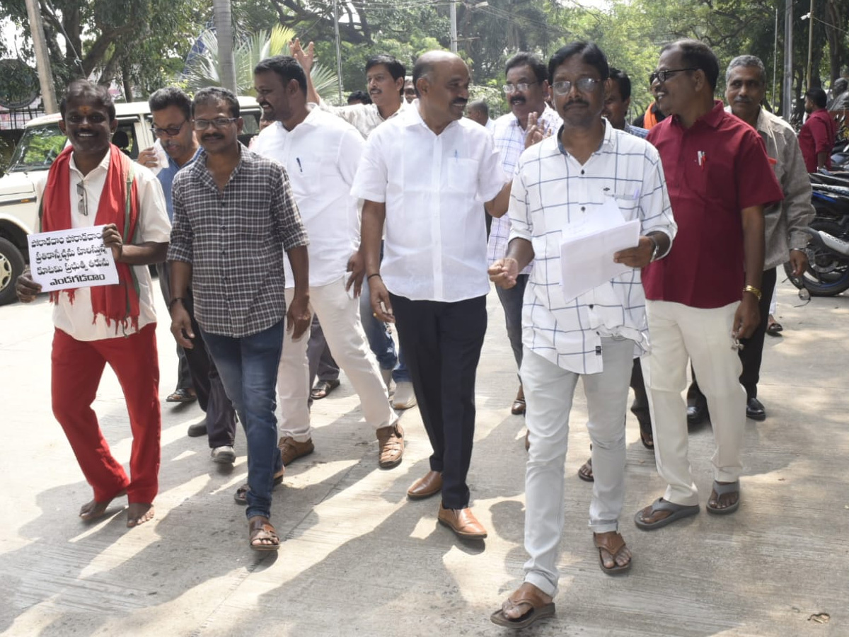 Journalists protested against the Chandrababu Naidu government's conspiracy against Sakshi Media.3