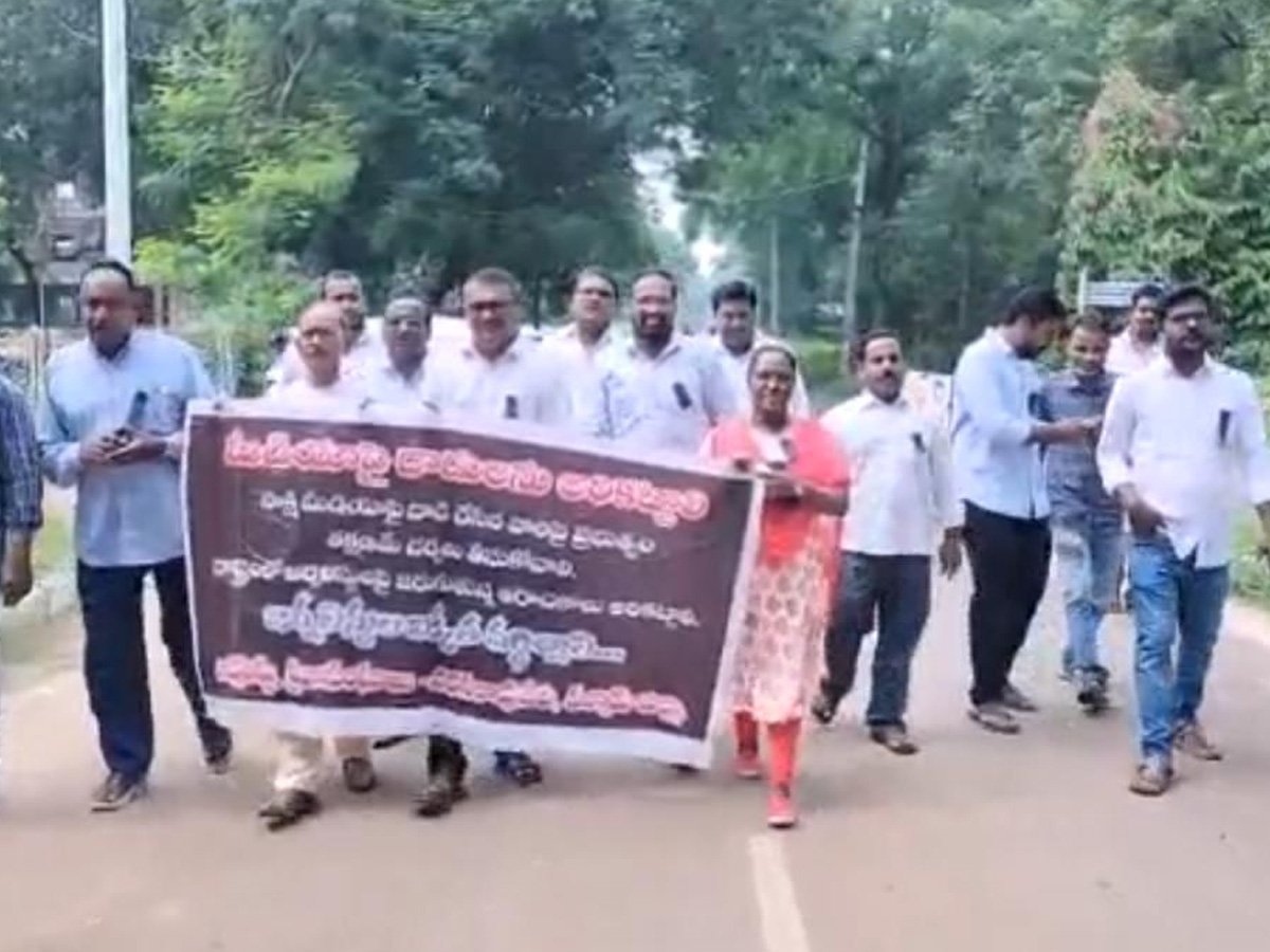 Journalists protested against the Chandrababu Naidu government's conspiracy against Sakshi Media.21
