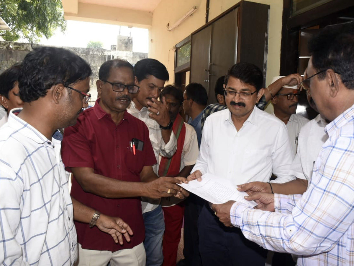 Journalists protested against the Chandrababu Naidu government's conspiracy against Sakshi Media.4