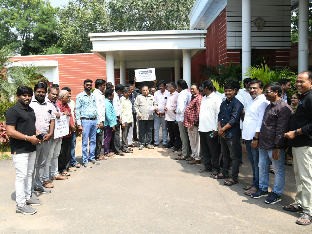 Journalists protested against the Chandrababu Naidu government's conspiracy against Sakshi Media.7