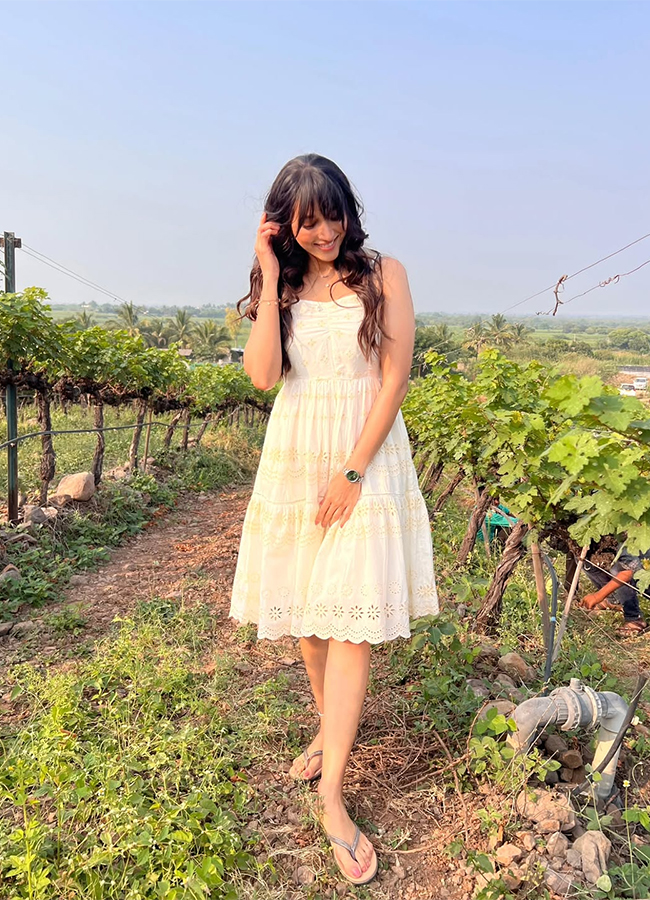 Telusu Kada Movie Actress Srinidhi Shetty HD Photos15