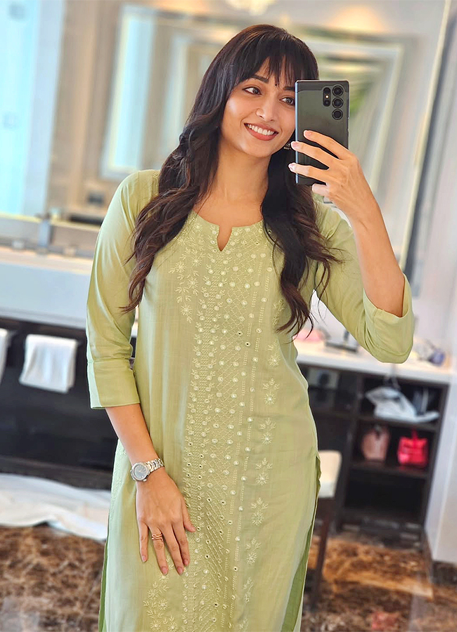 Telusu Kada Movie Actress Srinidhi Shetty HD Photos21