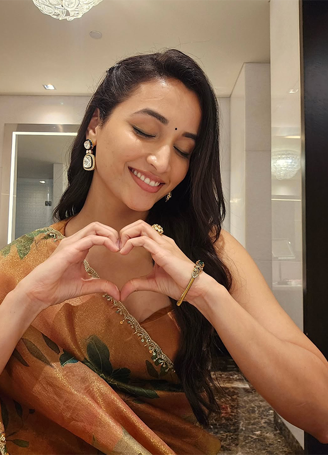 Telusu Kada Movie Actress Srinidhi Shetty HD Photos26