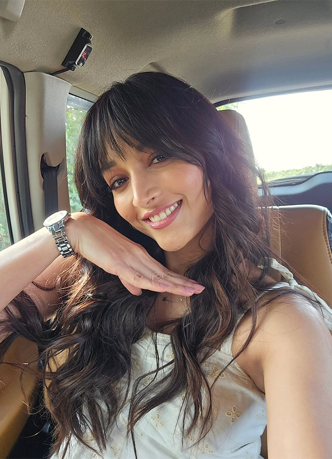 Telusu Kada Movie Actress Srinidhi Shetty HD Photos4