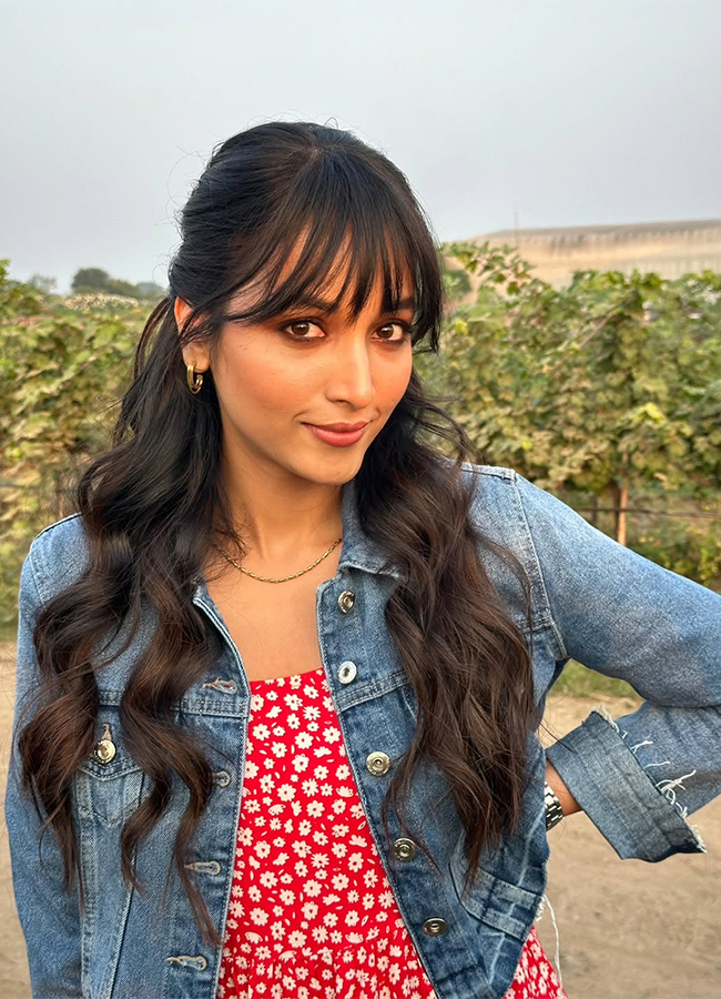 Telusu Kada Movie Actress Srinidhi Shetty HD Photos9