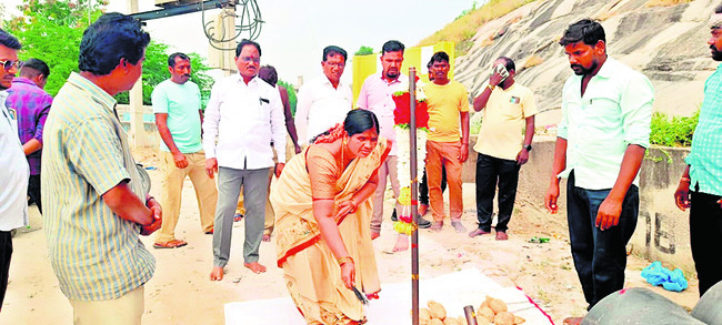 బొలెరోను ఢీకొన్న కారు1