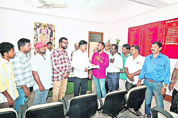 బిగిసిన పిడికిళ్లు!1