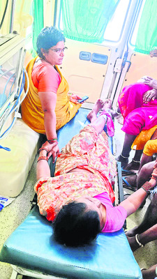 కూలీల ఆటో బోల్తా.. ఏడుగురికి గాయాలు1