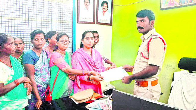 మహిళలను కించపరచడమా..సిగ్గు సిగ్గు 1