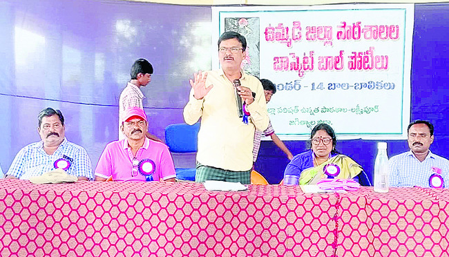 క్రీడల్లోనూ రాణించాలి
1