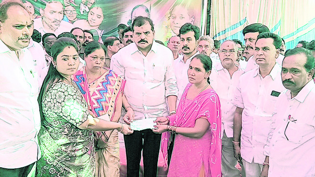 బాధిత కుటుంబాలకు.. వైఎస్సార్సీపీ భరోసా 1