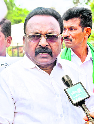 వైఫల్యాలను ఎండగడితే కేసులా..
1