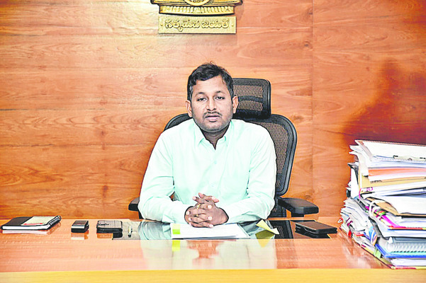 కలెక్టర్ను కలిసిన జైళ్ల శాఖ డీఐజీ 1