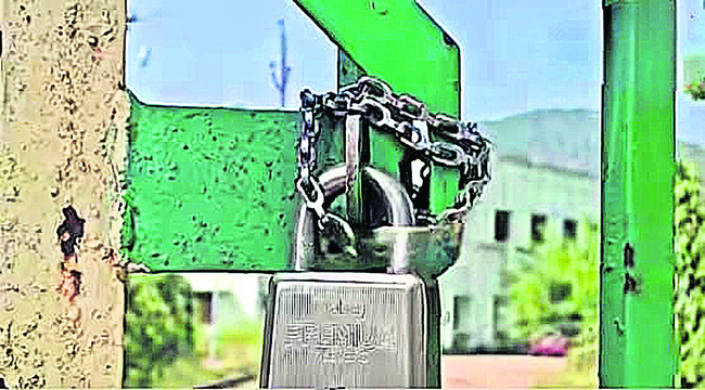ఆదర్శ విద్యాలయ గేటుకు తాళాలు1
