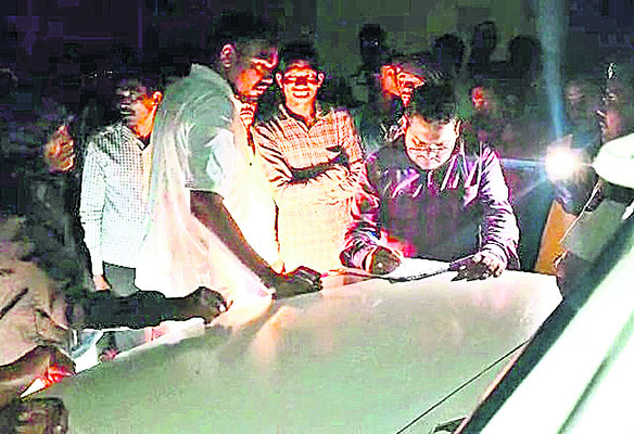సెక్షన్ ఆఫీసర్ను చుట్టుముట్టి..1