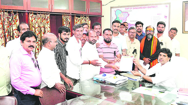 పత్రికా స్వేచ్ఛను కాలరాయడమే1