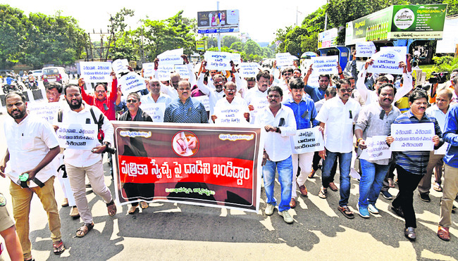 గళమెత్తిన కలం1