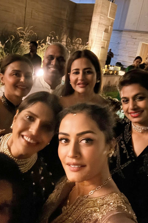 Namrata Shirodkar Attended Diwali Night Party Photos2