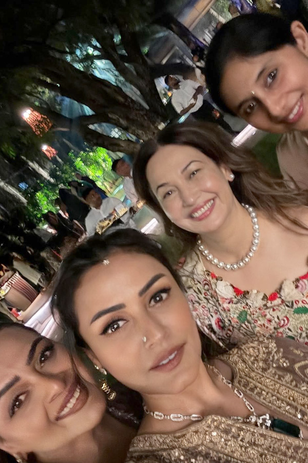 Namrata Shirodkar Attended Diwali Night Party Photos3