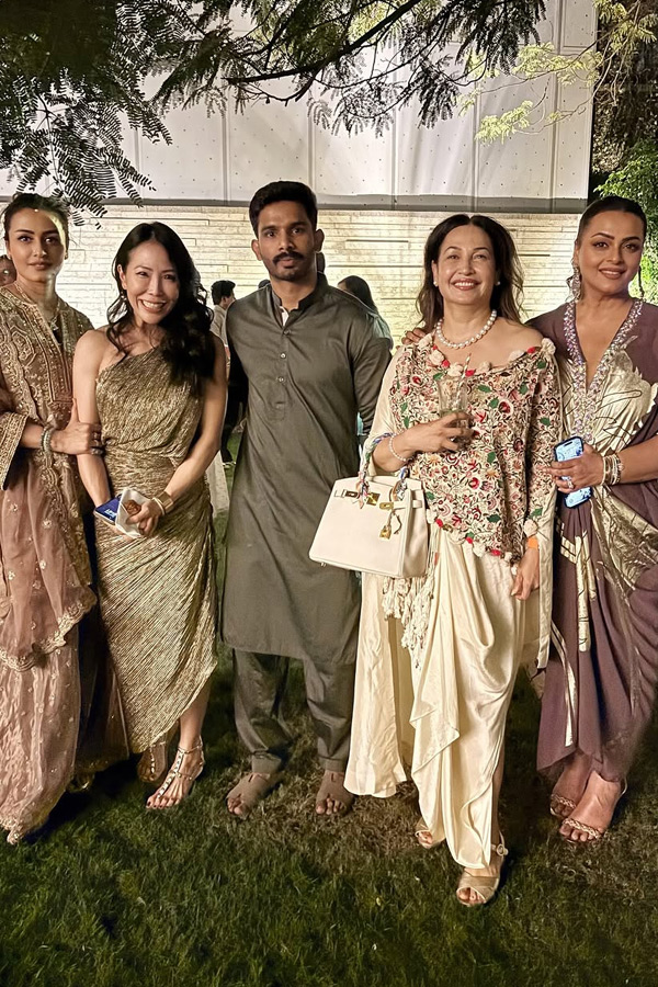 Namrata Shirodkar Attended Diwali Night Party Photos5
