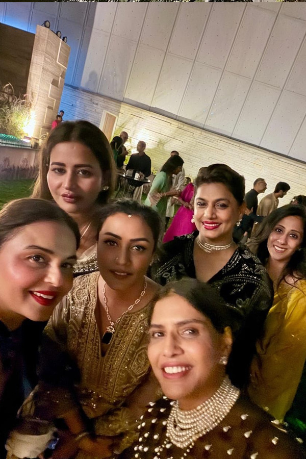 Namrata Shirodkar Attended Diwali Night Party Photos6