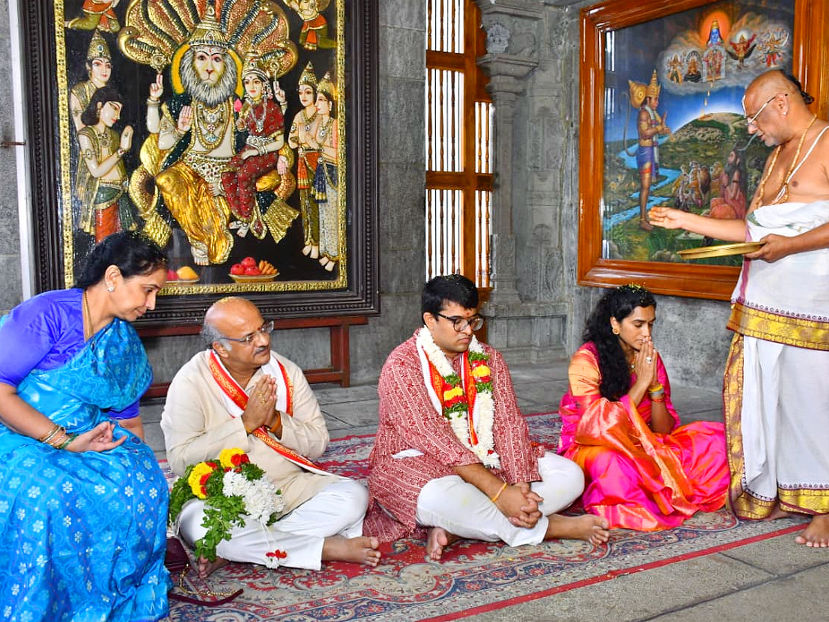 PV Sindhu And Her Husband Offer Prayers At Yadadri Lakshmi Narasimha Swamy Temple Photos2