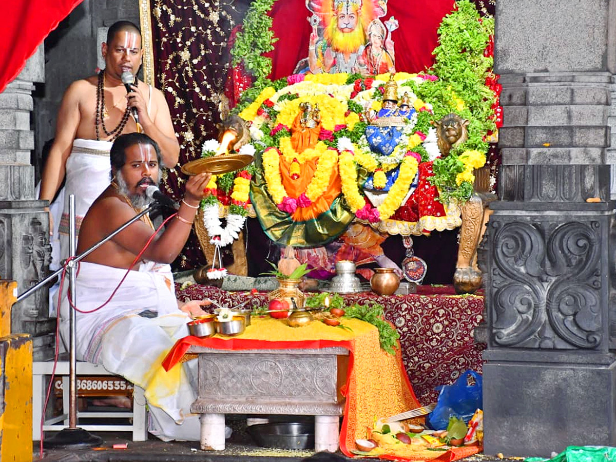 PV Sindhu And Her Husband Offer Prayers At Yadadri Lakshmi Narasimha Swamy Temple Photos5