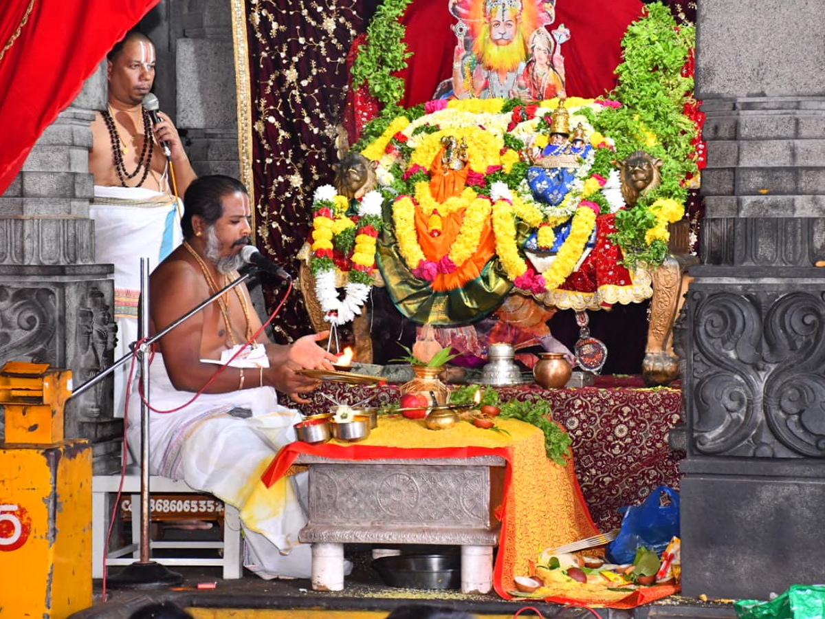 PV Sindhu And Her Husband Offer Prayers At Yadadri Lakshmi Narasimha Swamy Temple Photos6