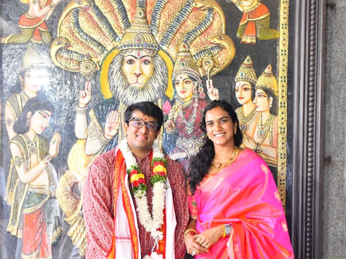 PV Sindhu And Her Husband Offer Prayers At Yadadri Lakshmi Narasimha Swamy Temple Photos7