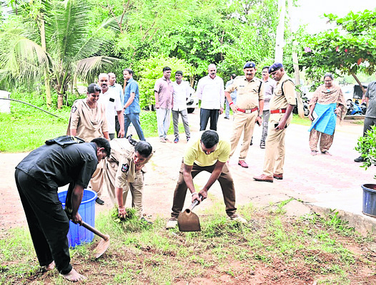 స్వచ్ఛతా కార్యక్రమంలో కలెక్టర్ శ్రమదానం 1