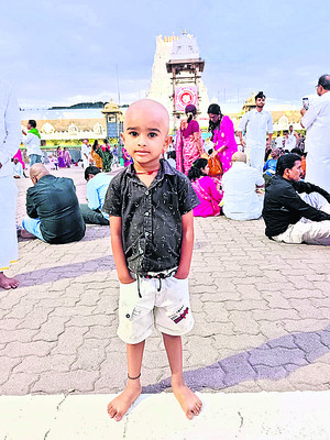 చిరు వ్యాపారిపైకి దూసుకొచ్చిన లారీ2