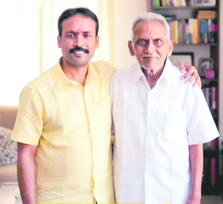 తండ్రిని సాగనంపి.. తనయుడూ ఆ వెనకే.. 1