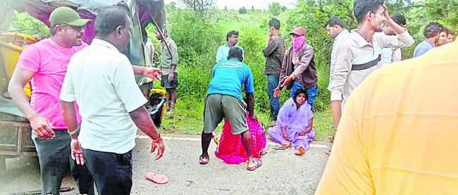 ఆటో, క్యాంటర్ ఢీ.. మహిళ మృతి 1