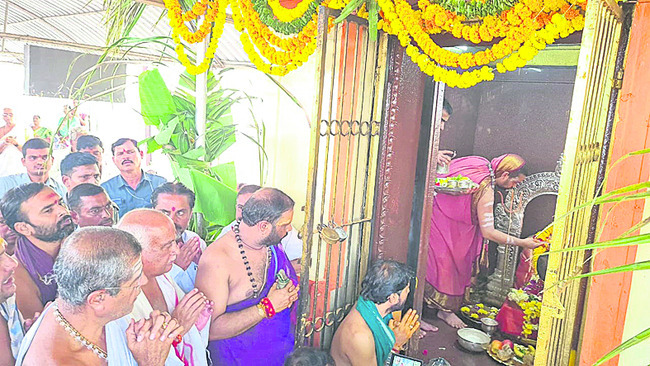 బాసరలో శృంగేరీ పీఠాధిపతి పూజలు1