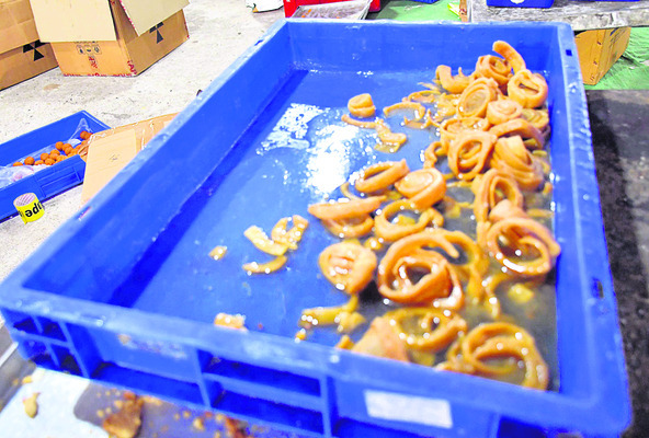 అధికారి చెప్పినా ఆగని దందా2