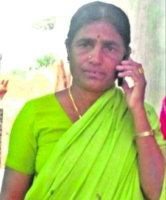 స్కూటీని ఢీకొన్న లారీ 2