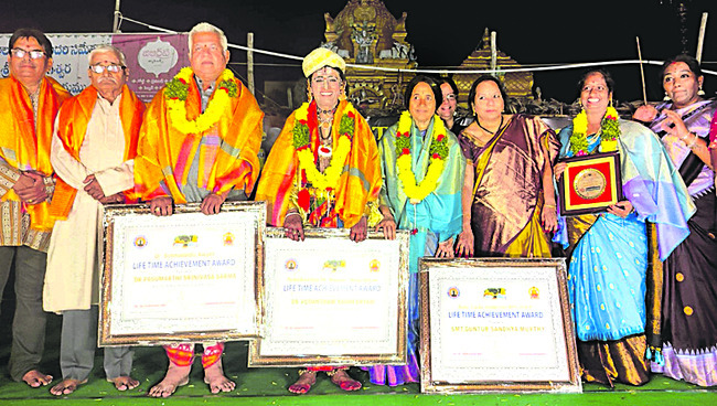 కూచిపూడిలో పులకించిన మువ్వలు 1