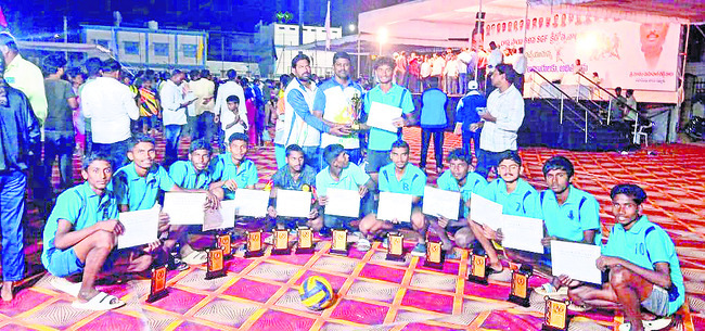 రాష్ట్రస్థాయి రెజ్లింగ్ పోటీలకు కేజీబీవీ విద్యార్థినుల1